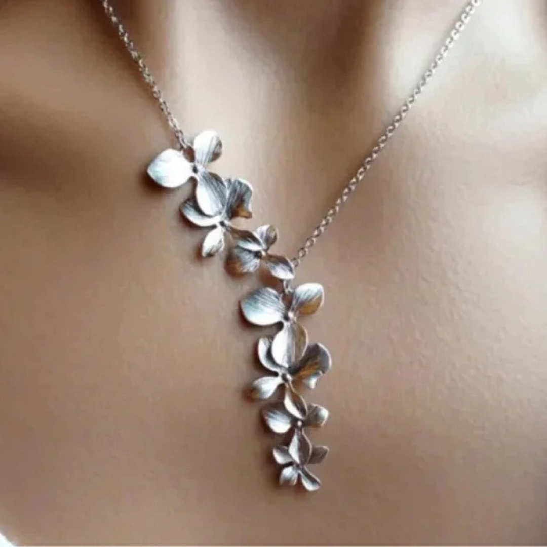 BECKY - ANTIQUE SILVER FLOWER NECKLACE